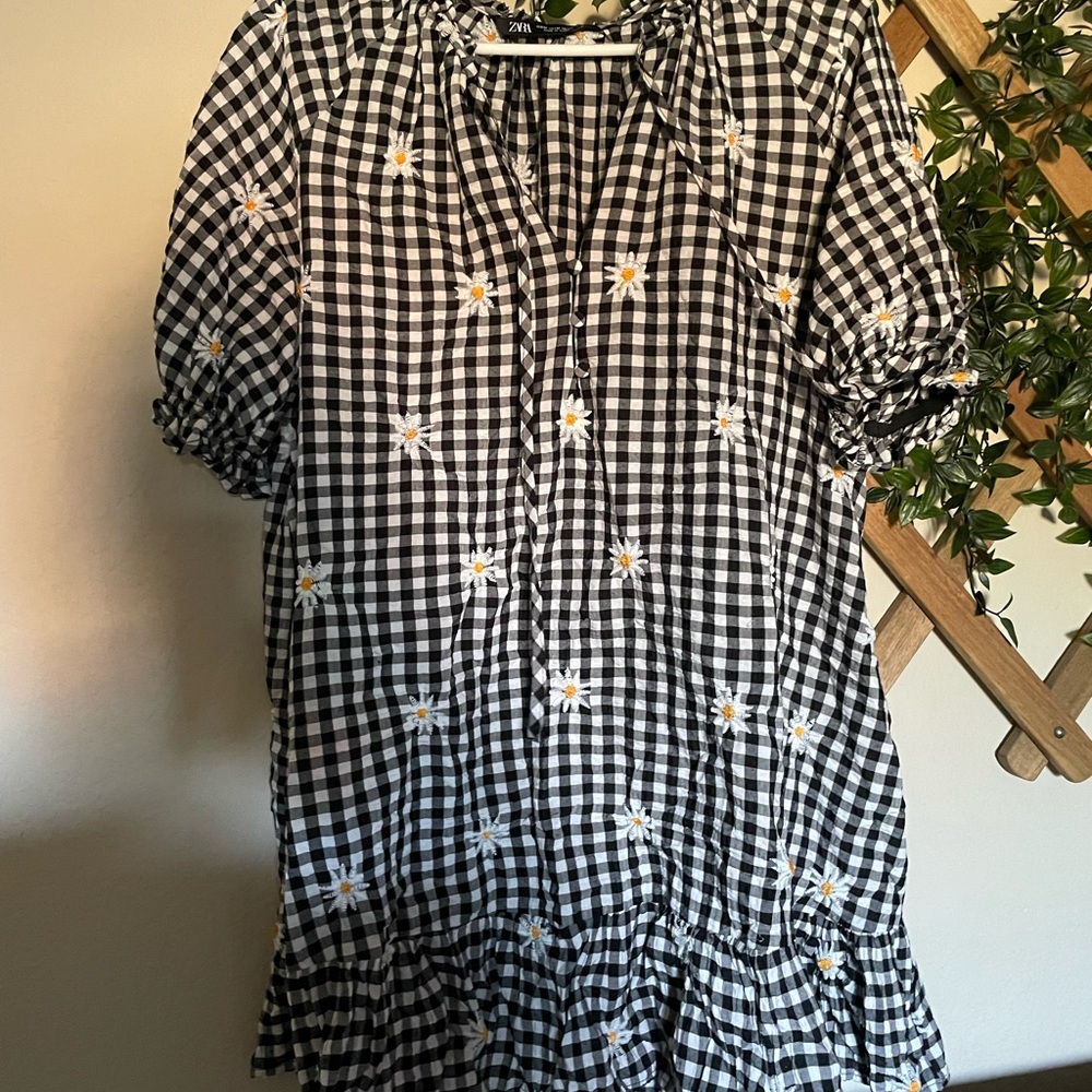 ZARA gingham dress with daisys
